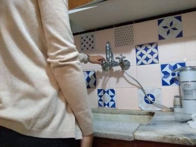 En distintos barrios le claman a Absa por la baja presi�n: �Sale un hilo de agua�