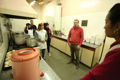 El intendente Gray junto a trabajadoras del programa Noches sin Fr�o