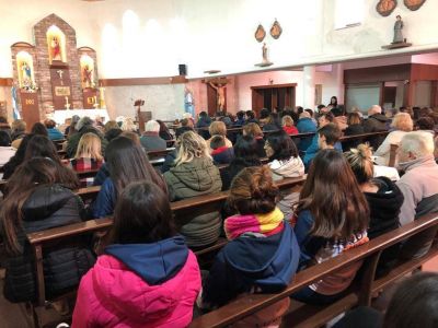 Mestre rez� la Misa en desagravio por las tumbas de ni�os profanadas en General Alvarado