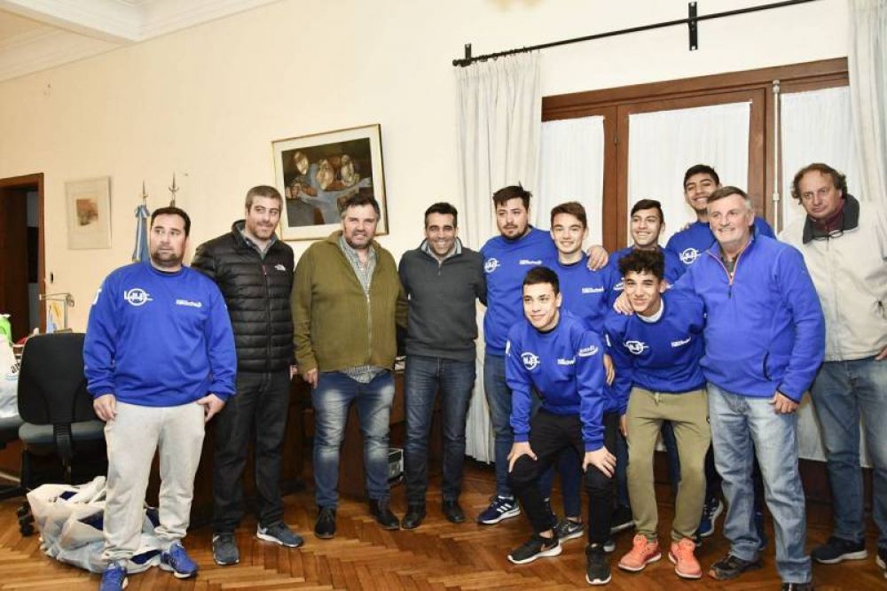 En una muestra m�s de apoyo al deporte, L�pez entreg� indumentaria al Sub 15 de f�tbol 