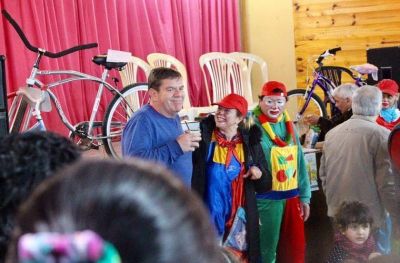Guillermo Montenegro particip� de los festejos del D�a del Ni�o en el Mercado Comunitario