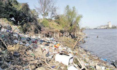 Alarmante contaminaci�n: gran cantidad de basura en la costa de Alto Verde