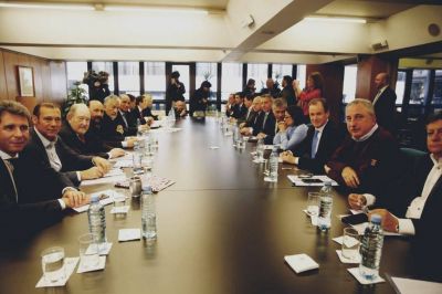 Los gobernadores se resisten a financiar las medidas para aliviar la emergencia