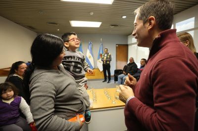 Fernando gray entreg� lentes y subsidios a vecinos del distrito