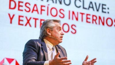 Alberto busca romper el aislamiento internacional con viajes a M�xico y Espa�a