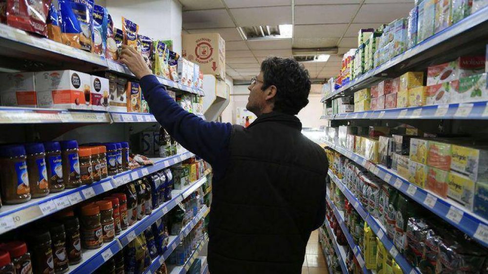 Las ventas en supermercados cayeron 13,2% en junio y acumulan 12 meses en baja