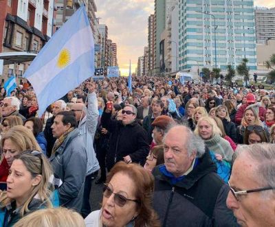 25 mil marplatenses marcharon en apoyo a Macri bajo la consigna de �Defender la Rep�blica�