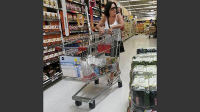 Las ventas en supermercados y shoppings cayeron 12,8% y 15,5% en el primer semestre