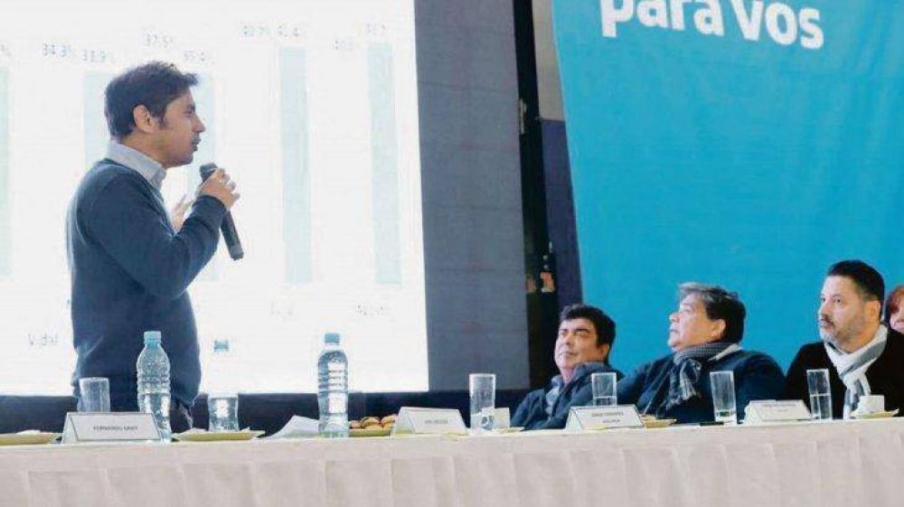 Kicillof sale a buscar voto macrista en PBA; Massa al conurbano