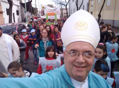 Los chicos de Buenos Aires caminaron con Mar�a al ritmo de sus latidos de amor de mam�