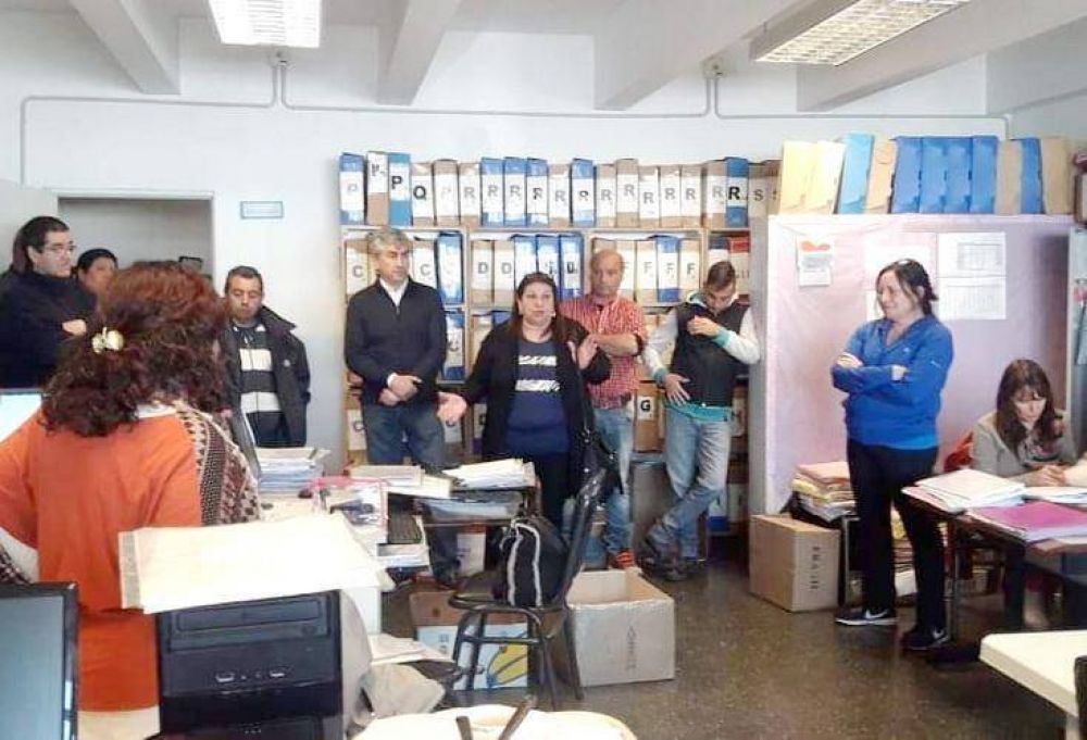 Dirigentes sindicales impidieron que Luis Distfano retirara legajos de 3200 maestros municipales