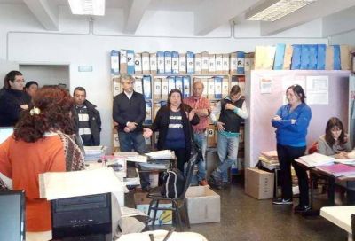 Dirigentes sindicales impidieron que Luis Dist�fano retirara legajos de 3200 maestros municipales