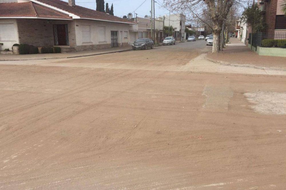 Lopez amigable con el medio ambiente, transforma las calles de asfalto en tierra