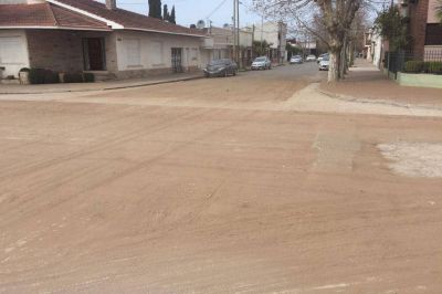 Lopez amigable con el medio ambiente, transforma las calles de asfalto en tierra