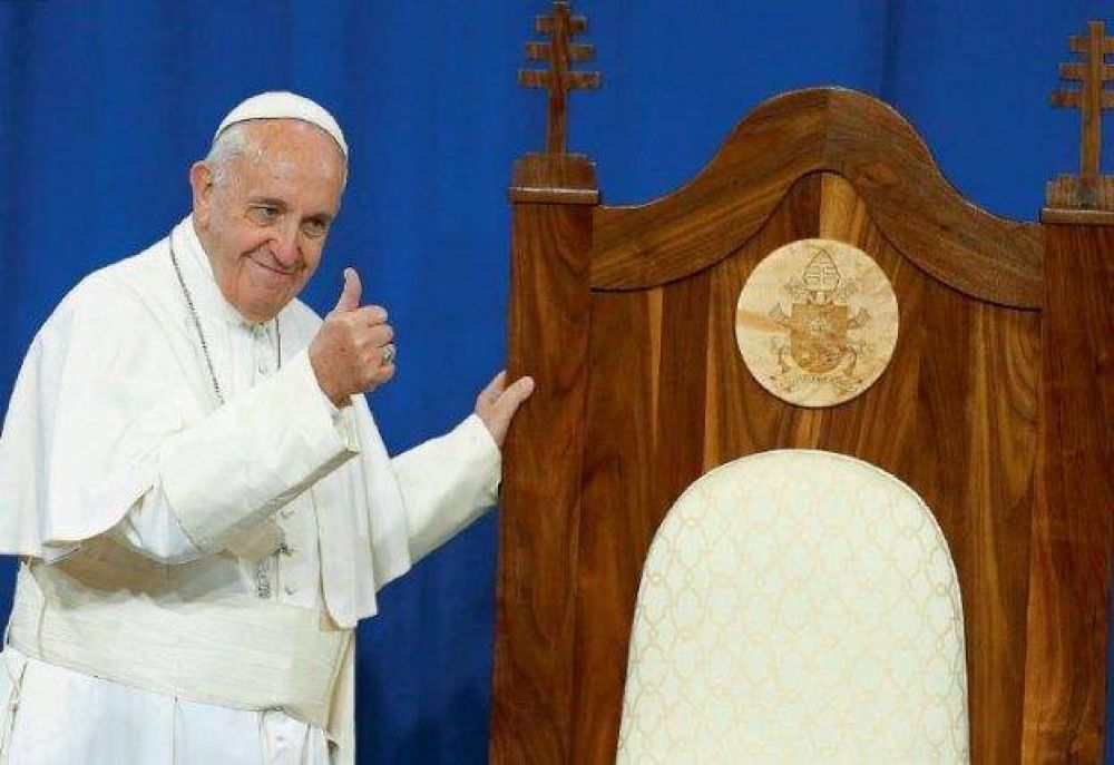 Sale el FMI y entra el Papa