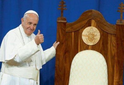 Sale el FMI y entra el Papa