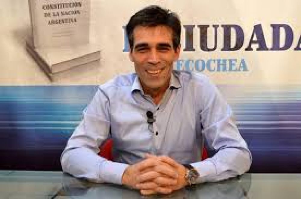 L�pez: �En un pa�s que se prende fuego, en Necochea sigue la obra p�blica�	