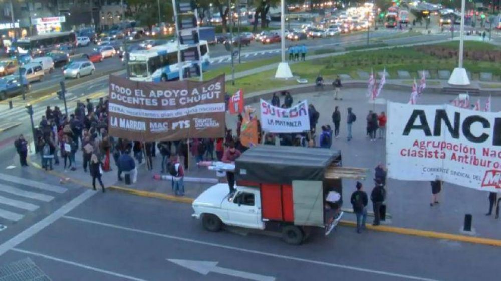 Docentes de la provincia de Chubut protestan en el Obelisco porteo