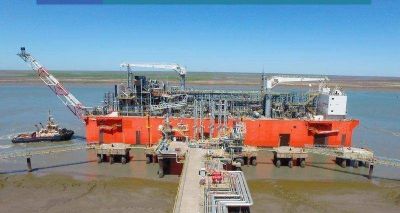 La barcaza de YPF se prepara para volver a procesar GNL