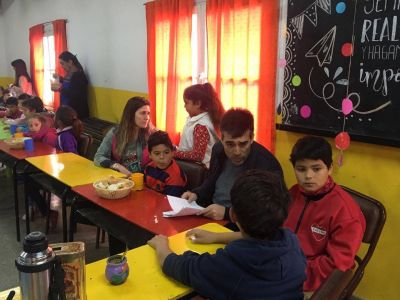 Alumnos del Anexo del CEC N� 801 agasajaron con un desayuno al intendente L�pez