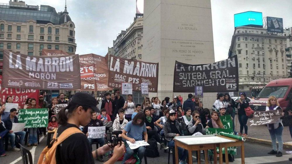 Docentes de Chubut trasladaron su protesta al Obelisco porteo