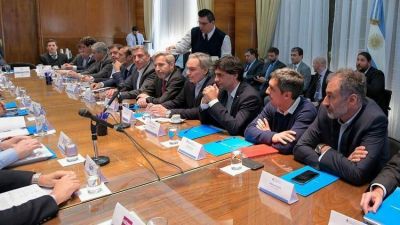 La Casa Rosada convocar� a los gobernadores y a las empresas petroleras para tratar de cerrar el conflicto por el congelamiento de los combustibles