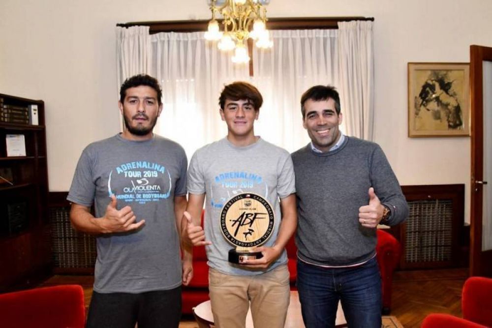 L�pez recibi� a los bodyboarders que representaron a Necochea en el circuito mundial 