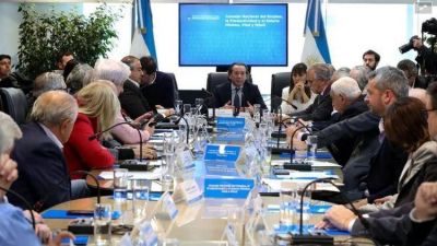 El Gobierno oficializ� la suba del 35% del salario m�nimo en tres cuotas