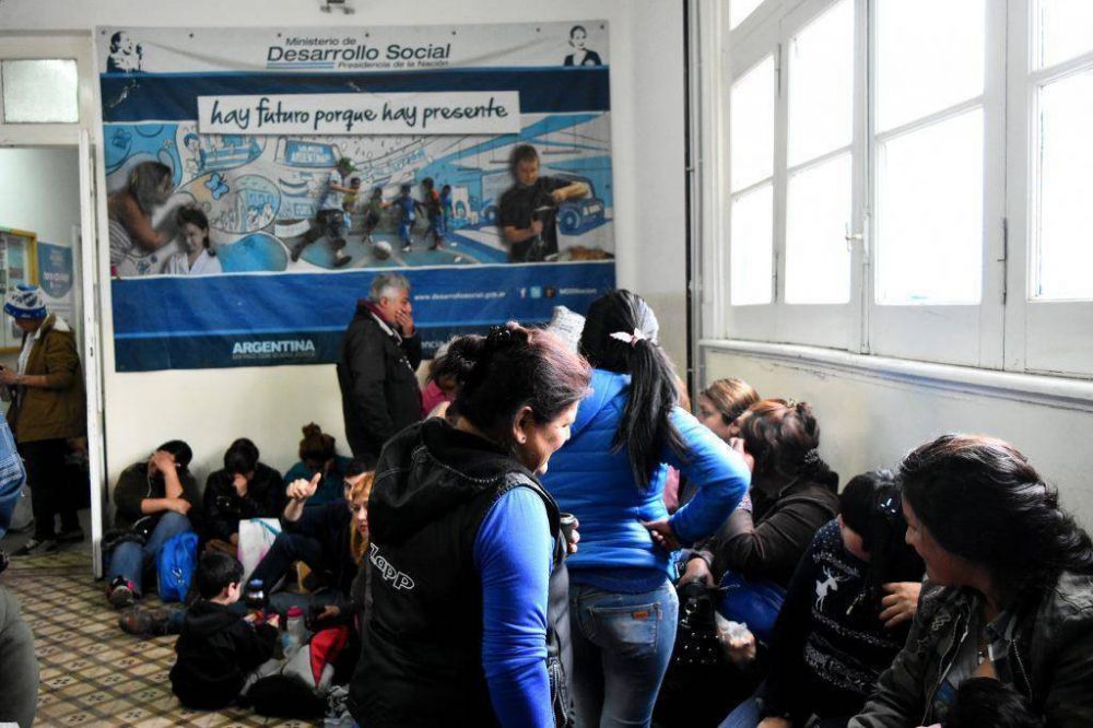 Contin�a el acampe en la sede de Desarrollo Social