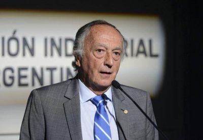 El titular de la UIA cuestion� a Macri y aval� reapertura de paritarias