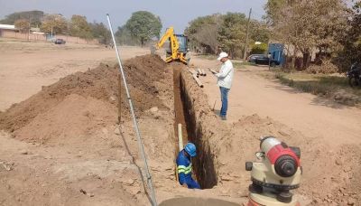 Extienden la red cloacal a Villa Cazalb�n