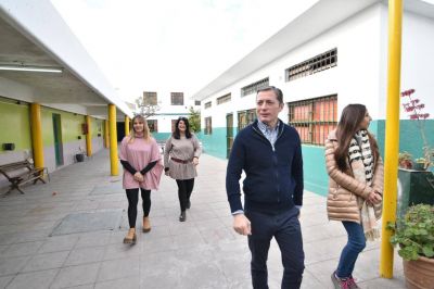 Fernando Gray supervis� avance de obras en la escuela primaria n� 24