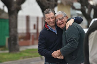Fernando Gray recorri� obras de bacheo en Luis Guill�n