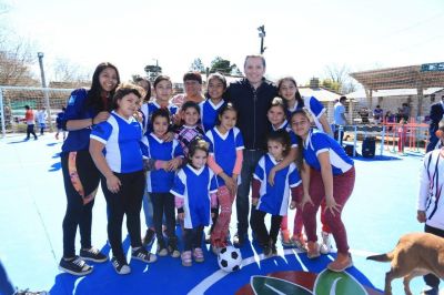 Fernando Gray inaugur� el play�n deportivo del Club Los Robles