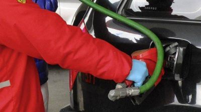 Por el congelamiento de combustibles, el precio de la nafta ya acumula casi 20% de atraso