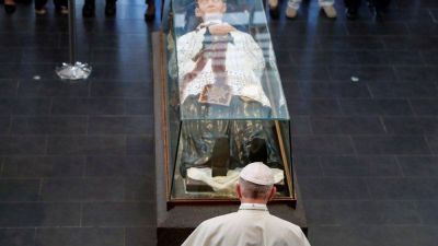 Mauricio: Papa visita Santuario de padre Laval, la Lourdes del Oc�ano �ndico
