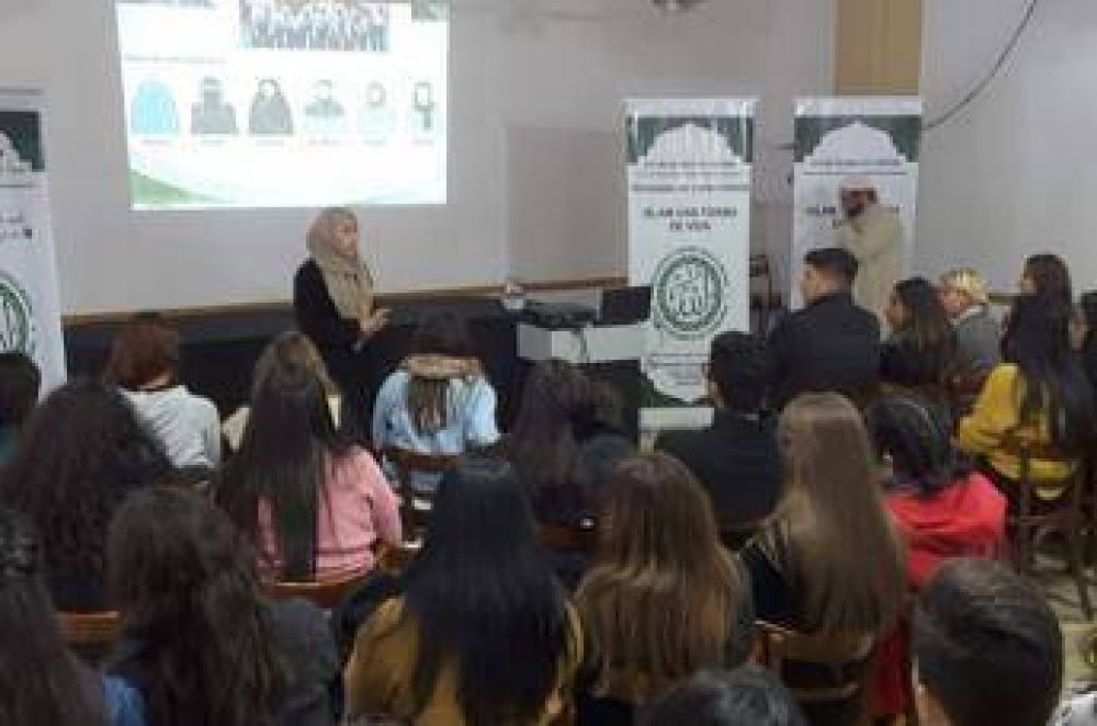 La Sociedad rabe Musulmana-Centro Islmico de Crdoba brind una charla explicativa sobre el Islam a alumnos de la Universidad Siglo XXI
