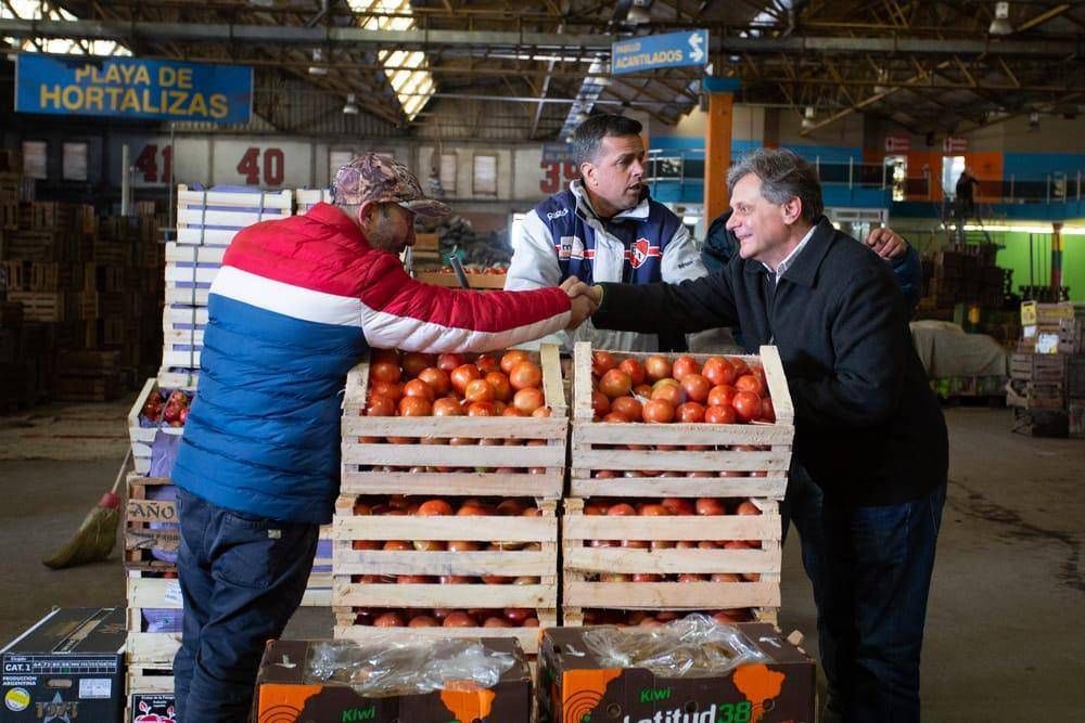 Pulti garantiz su apoyo para frenar los cierres de comercios de frutas y verduras