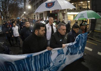 La Juventud Sindical de la FeMPINRA repudi� la licitaci�n que permite la construcci�n de barcazas de hidrocarburos en Paraguay