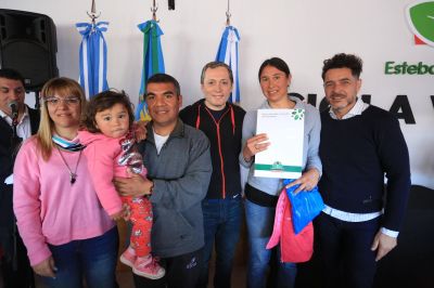 Fernando Gray inaugur� CIC y entreg� boletos de compraventa en Barrio La Victoria