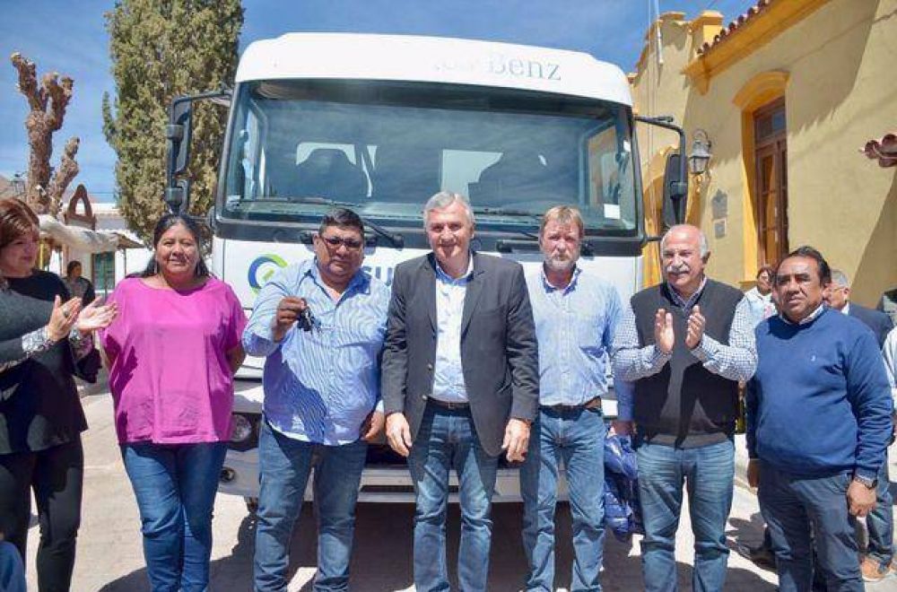 PROGRAMA GIRSU: Entregaron camión recolector de residuos en Tilcara
