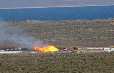 M�s de 200 personas trabajan para contener el fuego en el pozo de YPF