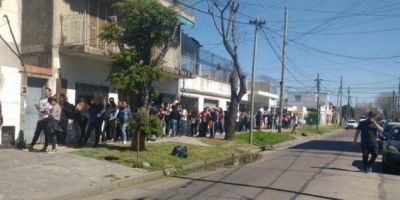 [VIDEO] M�s de tres cuadras de cola por dos puestos de trabajo en una estaci�n de servicio de Avellaneda