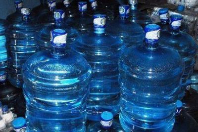 La ANMAT prohibi� un agua envasada platense y la empresa sali� a responder