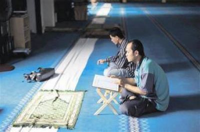 El Corán para sordos, una herramienta contra la discriminación en Indonesia