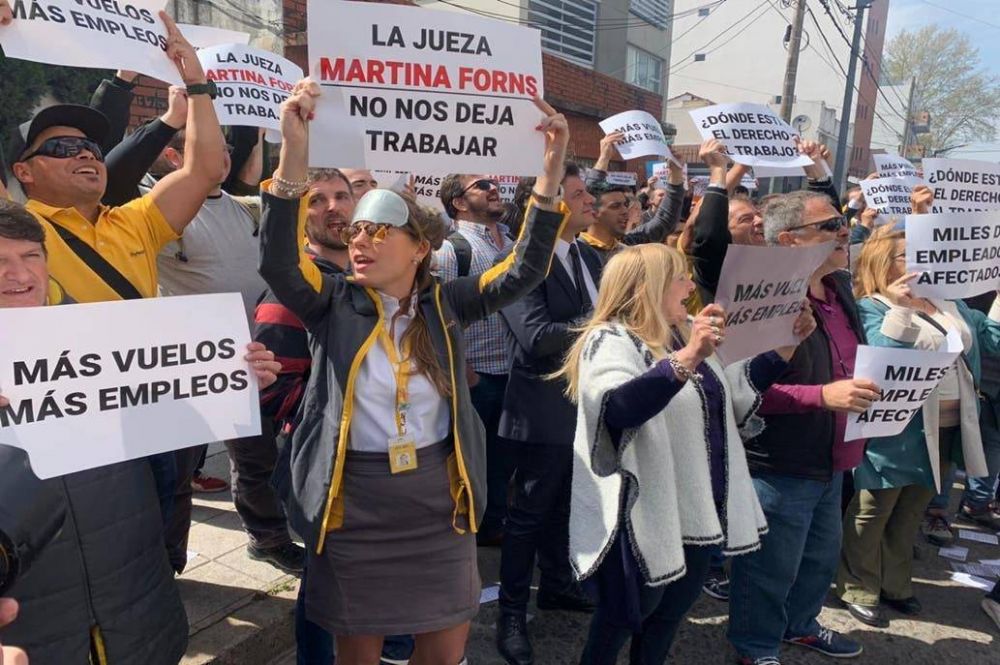 Frente al despacho de la jueza, los trabajadores reclaman por la continuidad del aeropuerto