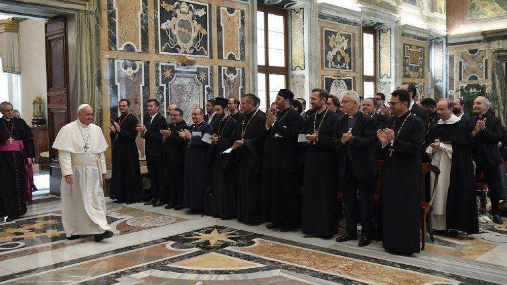 El Papa alienta a la unidad a Sociedad Derecho de Iglesias Orientales