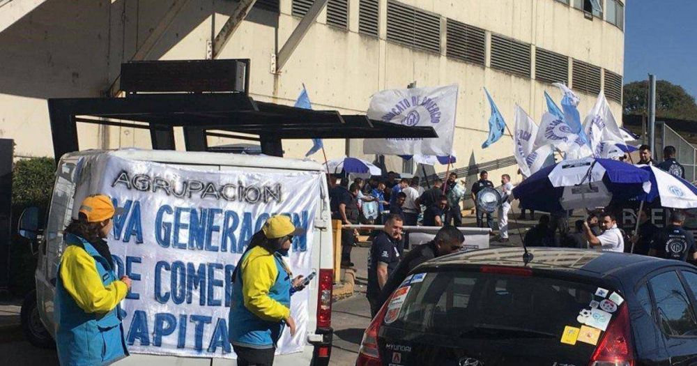 Mercantiles bloquearon Paseo Alcorta para reclamar que cierre el lunes por el Da del Empleado de Comercio