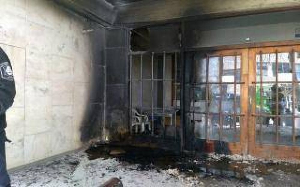 Mar del Plata: Incendio en una entrada del Municipio
