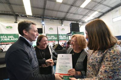 Fernando y Magui Gray compartieron almierzo con m�s de 1100 miembros de Centro de Jubilados